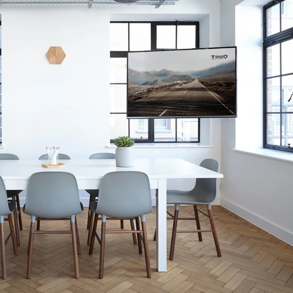 Support TV TooQ Noir Mural Orientable et Inclinable 43 pouces-90 pouces LP3790TN-B, en situation: grand TV fixé au mur d'une
