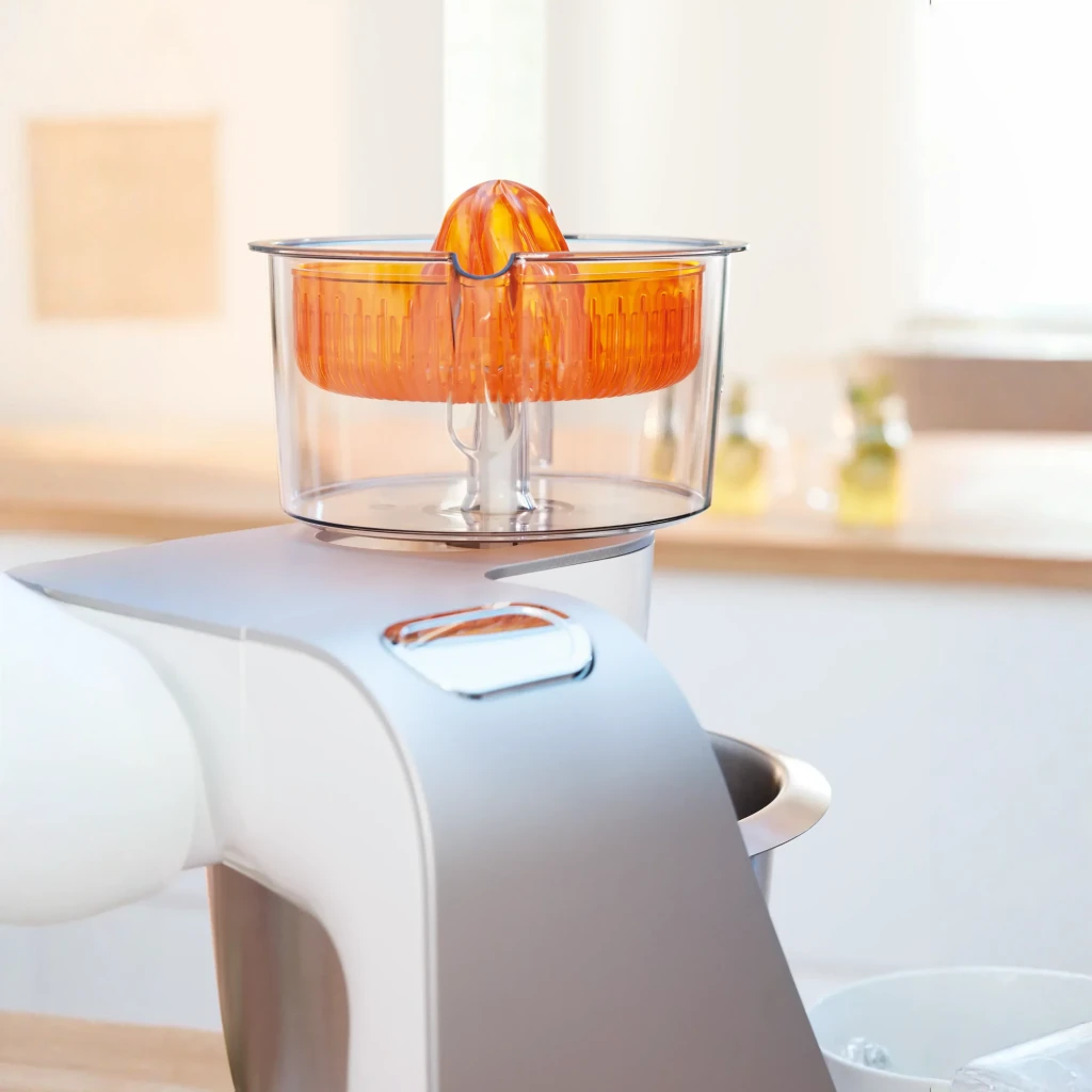 Espremedor Bosch para Robot de Cozinha MUM5 Laranja MUZ5ZP1, em uso: cone e recipiente transparente montados no robot