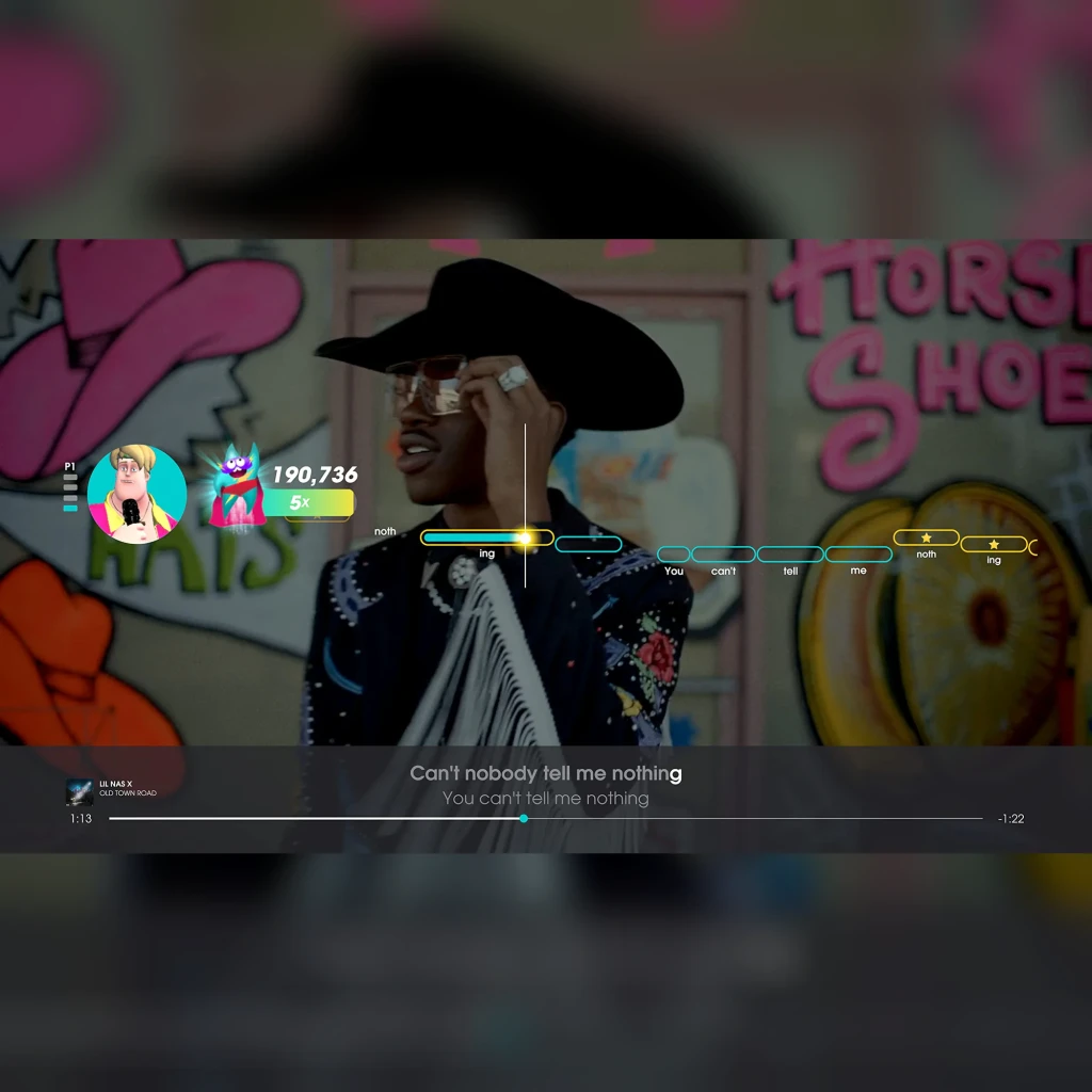 Jogo Ravenscourt Let's Sing 2023, que inclui canções espanholas + 2 microfones para PS4, em uso: ecrã de jogo com letra