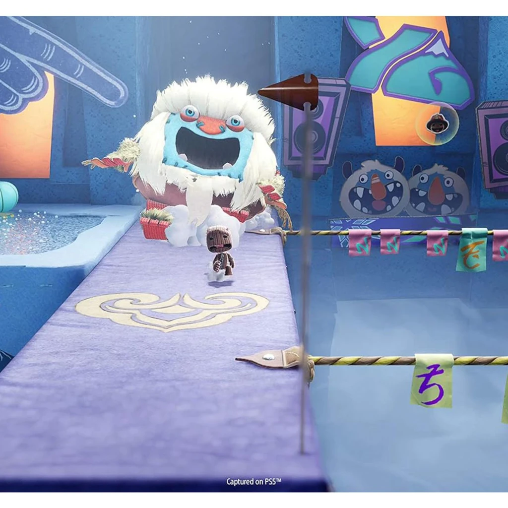 Jeu vidéo Sony Sackboy: A Big Adventure Standard PS5, en cours: Sackboy face à un yéti géant dans un niveau coloré capturé