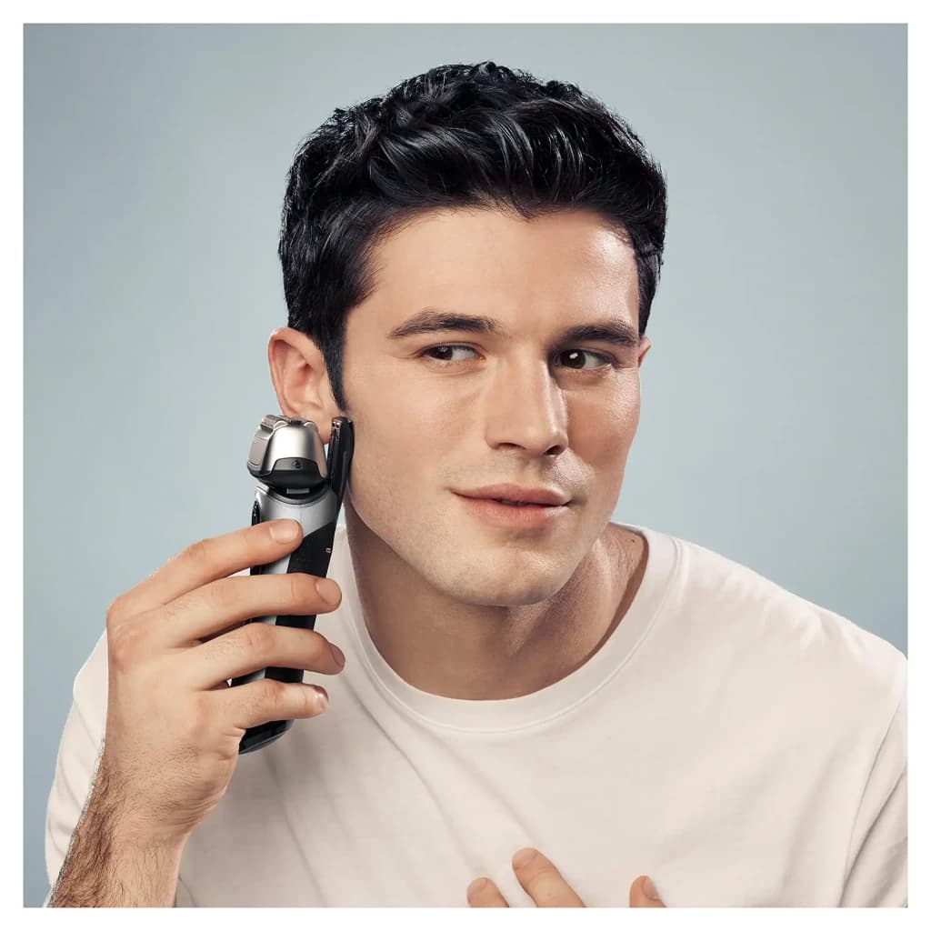 Máquina de Barbear Braun Series 8 Lâminas Seco e Molhado Preto 8567cc, em uso: homem a barbear a face, cabeça prateada