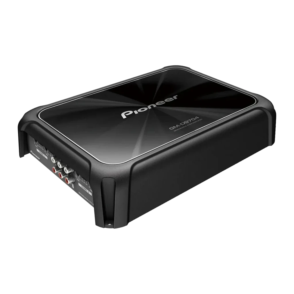 Amplificateur voiture Pioneer 4 canaux 400W RMS x4 Noir GM-D9704, vue avant: couvercle brillant avec logo Pioneer
