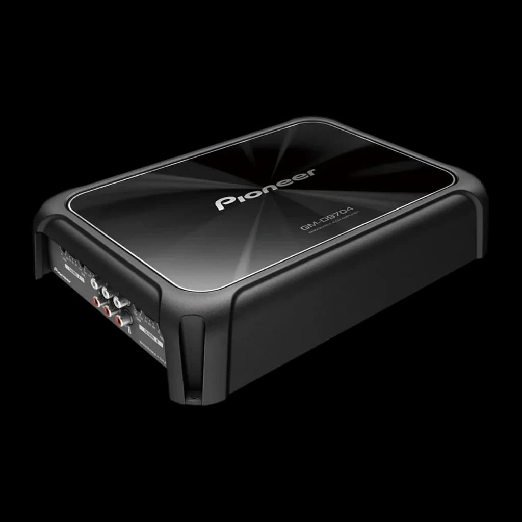 Amplificateur voiture Pioneer 4 canaux 400W RMS x4 Noir GM-D9704, vue avant: couvercle brillant avec logo Pioneer