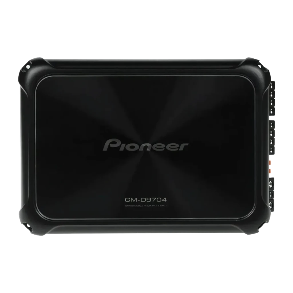 Amplificateur voiture Pioneer 4 canaux 400W RMS x4 Noir GM-D9704, détail: panneau supérieur avec logo Pioneer, référence