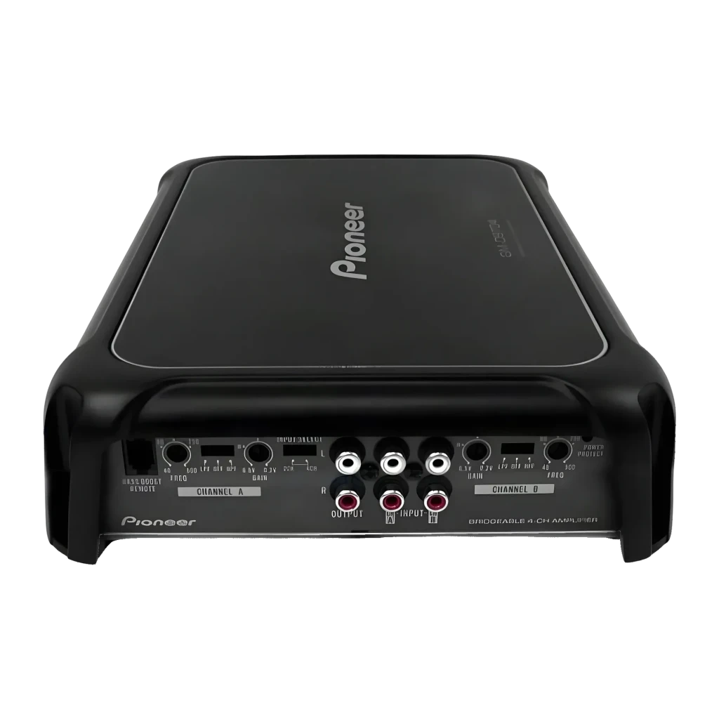 Amplificateur voiture Pioneer 4 canaux 400W RMS x4 Noir GM-D9704, détail: panneau arrière avec connecteurs RCA, canaux
