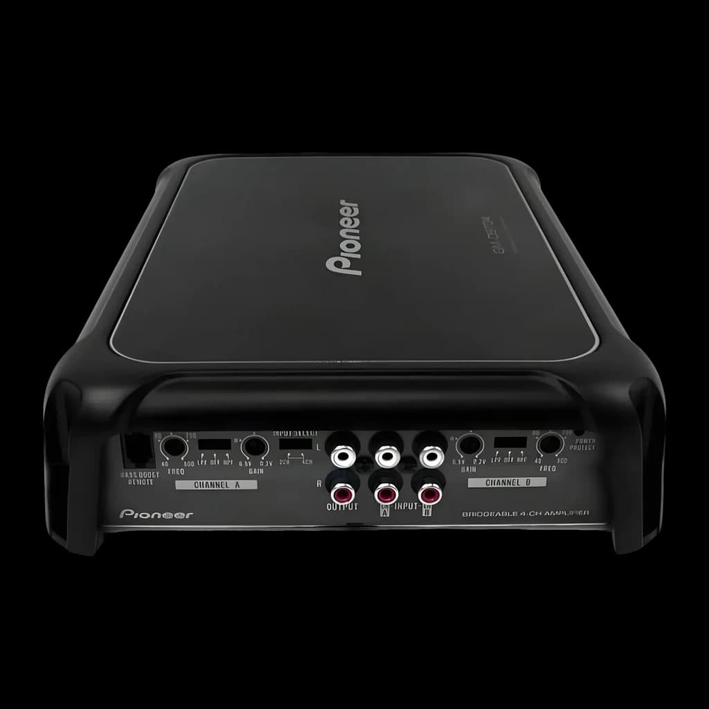 Amplificateur voiture Pioneer 4 canaux 400W RMS x4 Noir GM-D9704, détail: panneau arrière avec connecteurs RCA, canaux