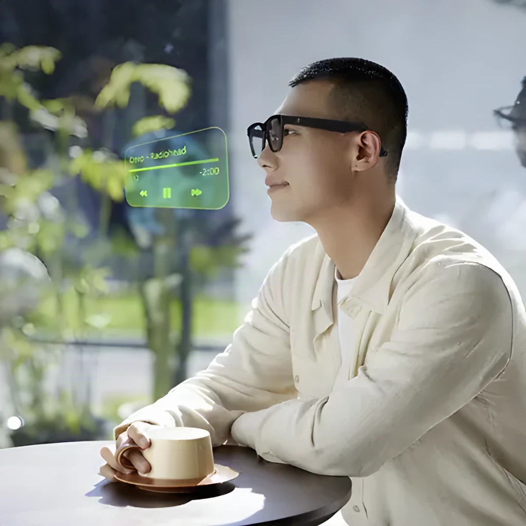 Rokid AI Smart Glasses Noir 12MP Audio Open-Ear Monture standard, lifestyle: homme en café avec interface musicale HUD