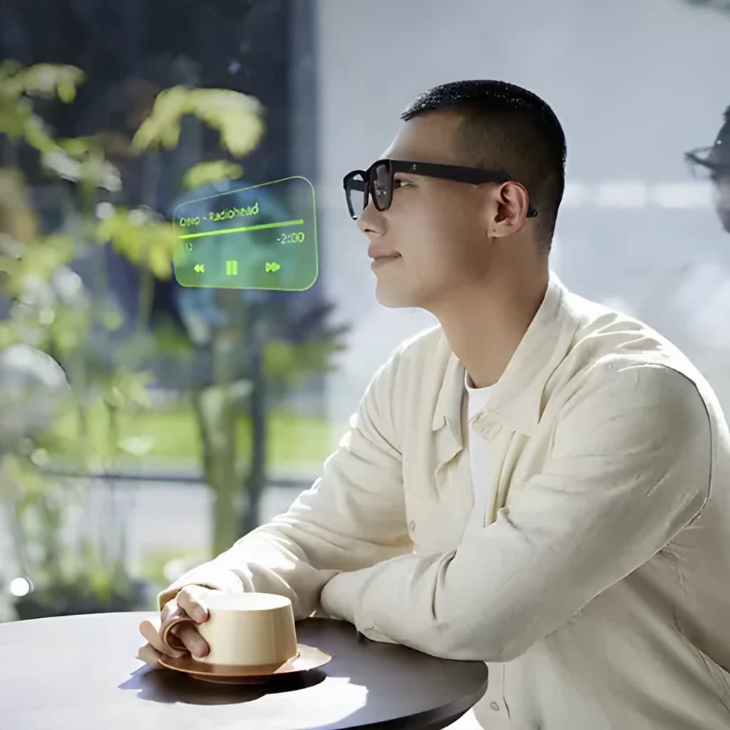 Rokid AI Smart Glasses Noir 12MP Audio Open-Ear Monture standard, lifestyle: homme en café avec interface musicale HUD