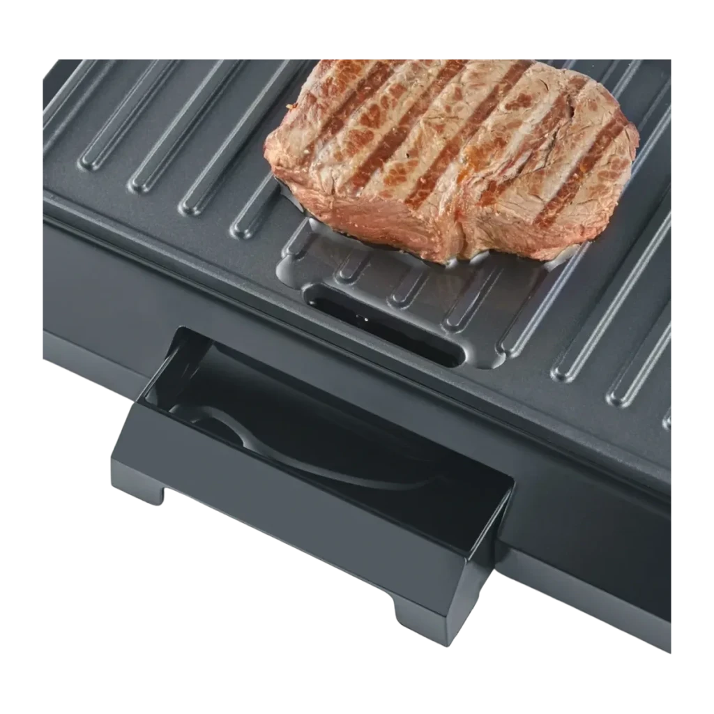 Grill de contacto Severin 800W KG 2394, detalle: placa acanalada con filete a la parrilla y bandeja recogegrasas extraíble