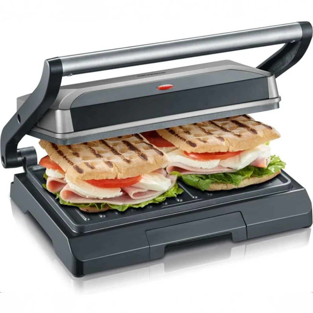Grill de contacto Severin 800W KG 2394 en uso: dos paninis con marcas de grill, tapa abierta y luz roja
