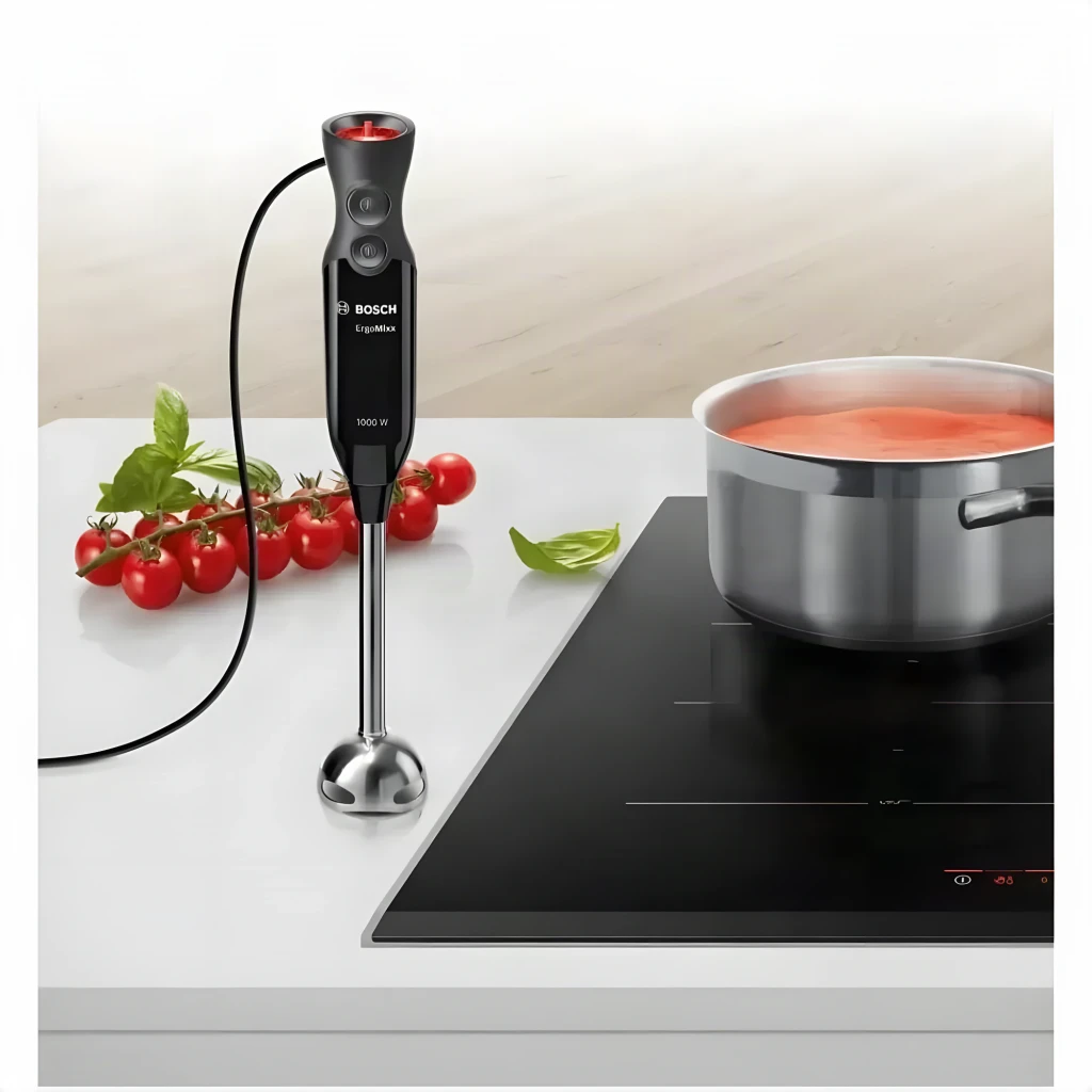 Varinha mágica Bosch ErgoMixx 0,6L 1000W 12 velocidades Antracite MS6CB6110, em uso: sobre bancada com panela de sopa