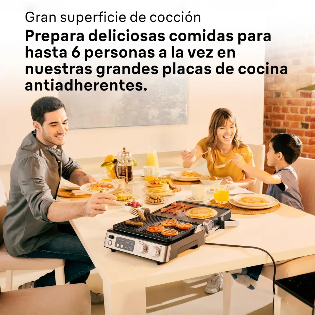 Parrilla eléctrica Braun MultiGrill 7 CG 7040 2000W 6 personas Acero Inoxidable, en uso: familia cocinando bacon y verduras