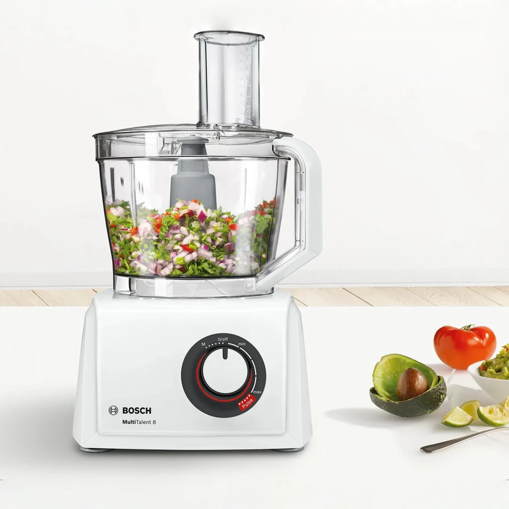 Robot de cozinha Bosch MultiTalent 8 3,9L 1000W Branco MC812W501, em uso: taça transparente com legumes picados, abacate