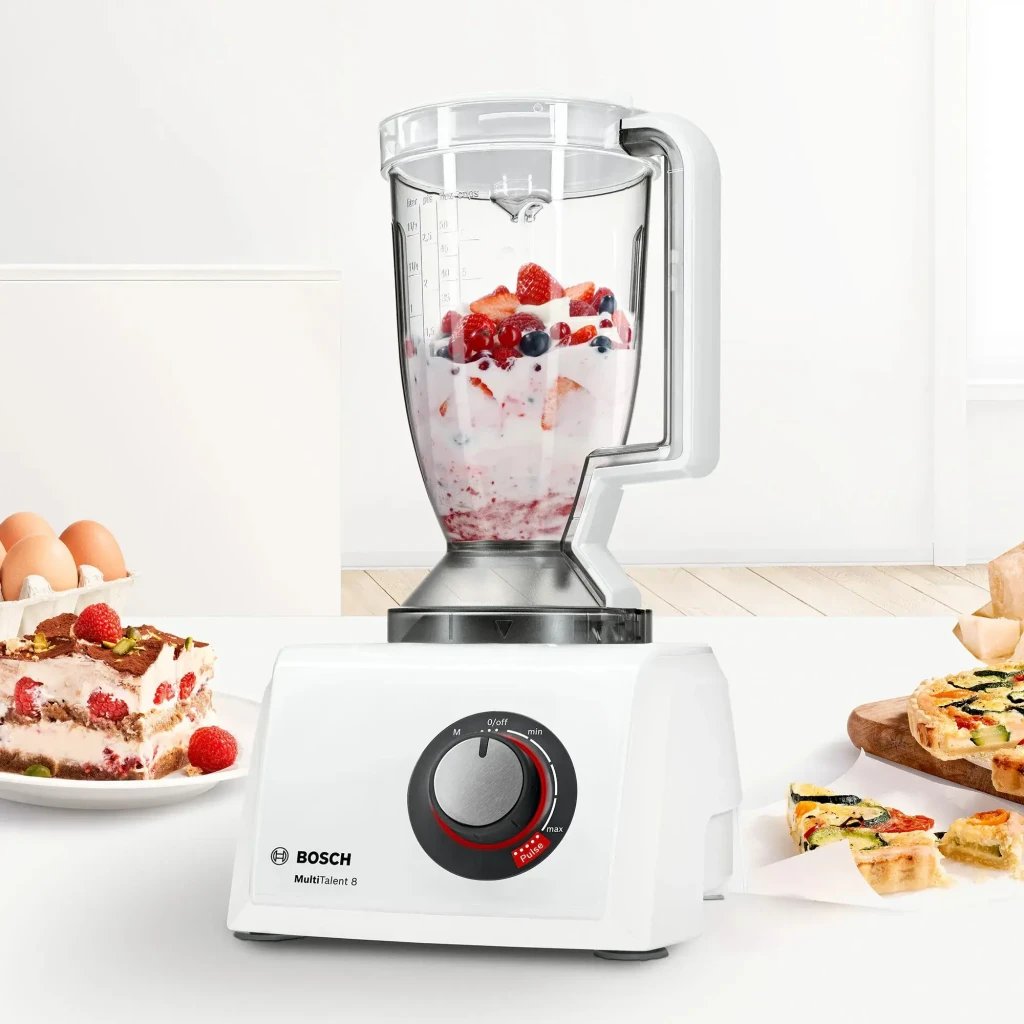 Robot de cozinha Bosch MultiTalent 8 3,9L 1000W Branco MC812W501, em uso: copo com iogurte e frutos vermelhos, botão