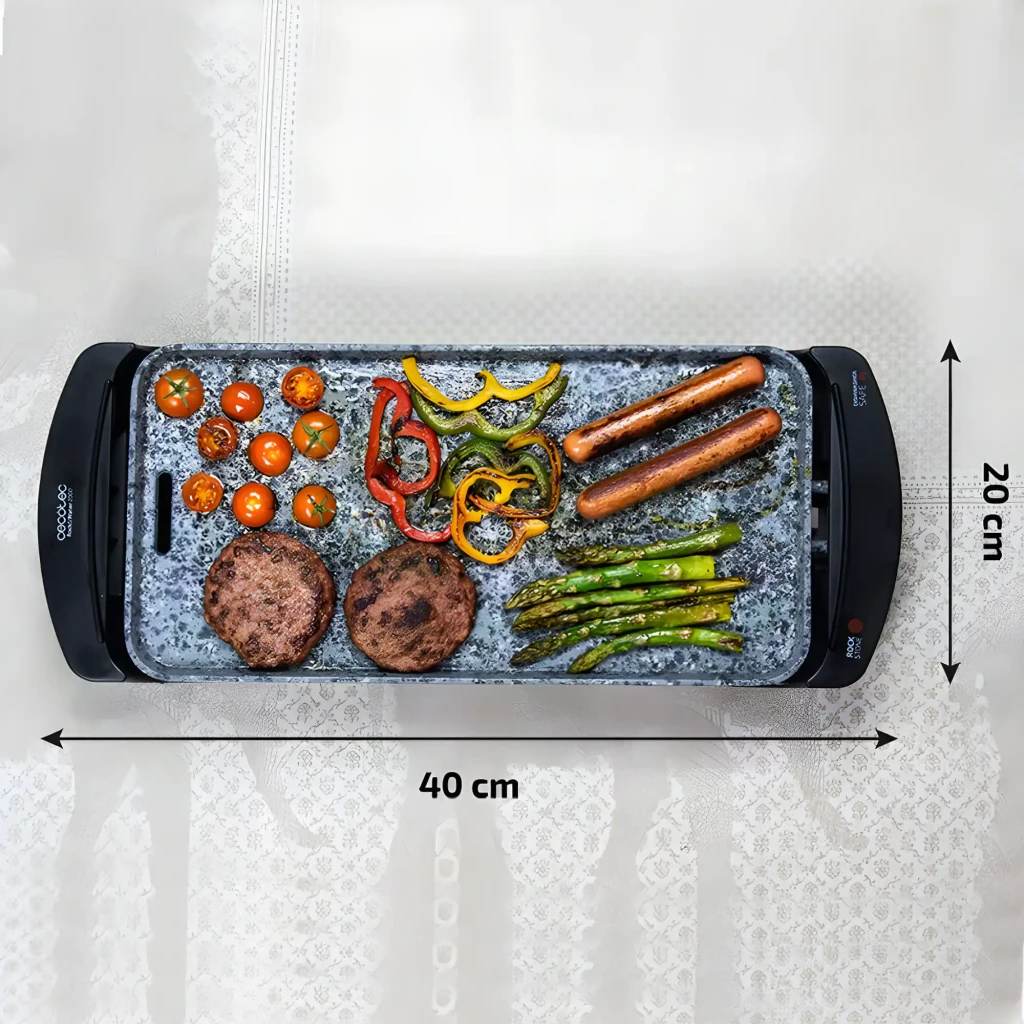 Plancha de asar Cecotec Rock&Water 2000 1800W Negro, vista cenital: superficie 40x20cm con hamburguesas, salchichas