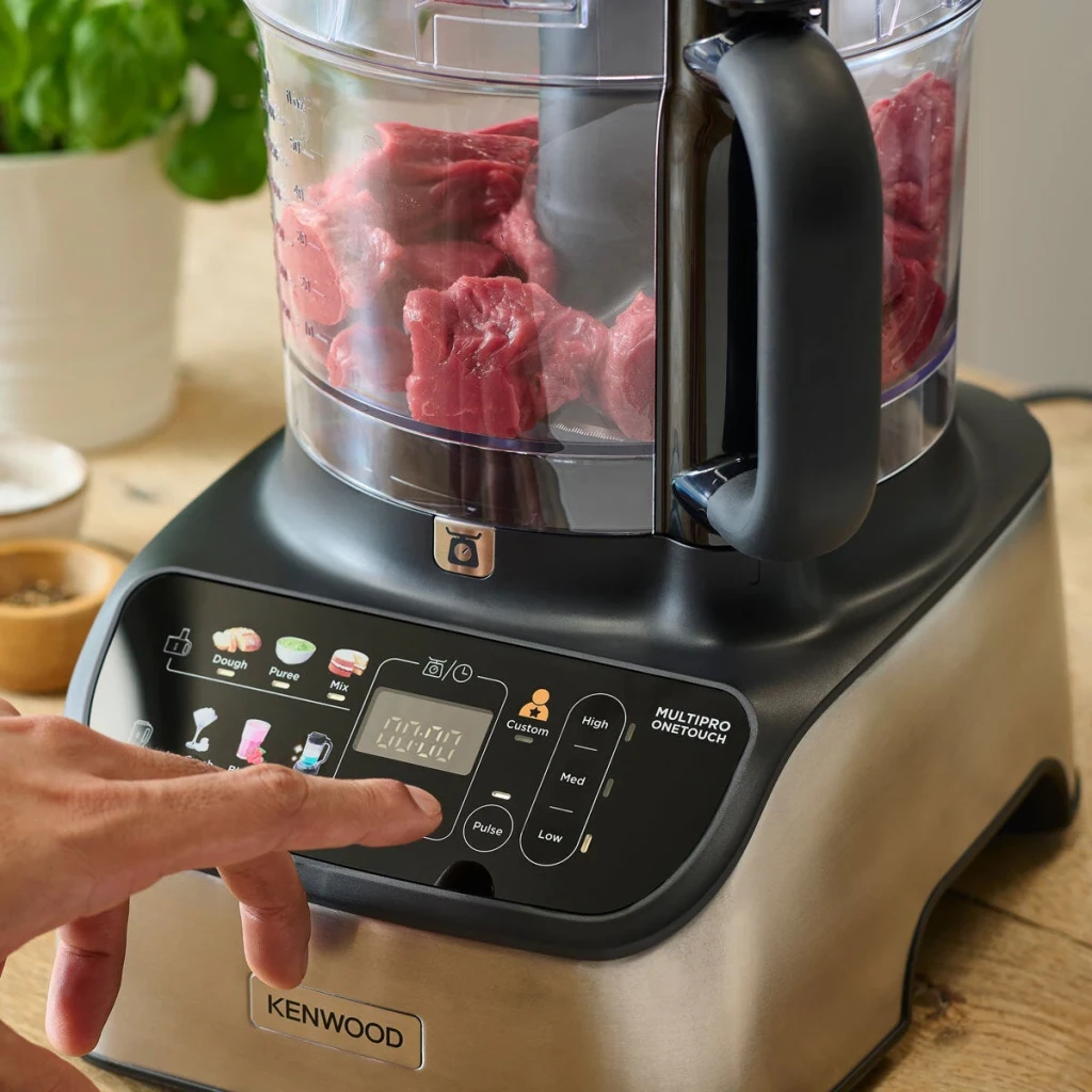 Robot de cozinha Kenwood MultiPro OneTouch 3L 1000W Preto/Aço inoxidável FDM73.480SS, em uso: mão a selecionar programa