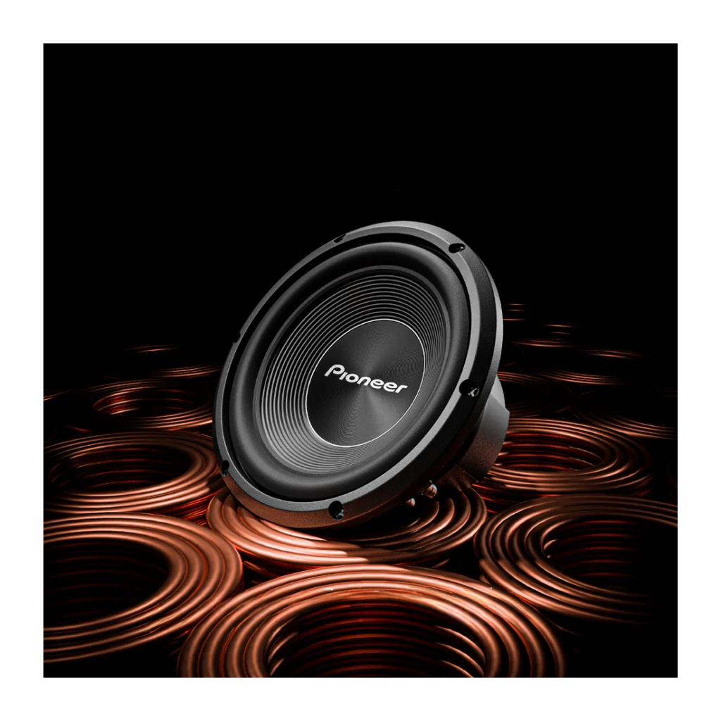 Subwoofer voiture Pioneer 1500W Max 500W RMS Passif 4Ω Noir TS-A300S4, en utilisation: vue de face en scène dynamique