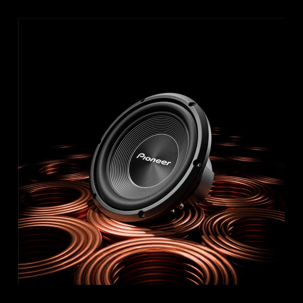 Subwoofer voiture Pioneer 1500W Max 500W RMS Passif 4Ω Noir TS-A300S4, en utilisation: vue de face en scène dynamique