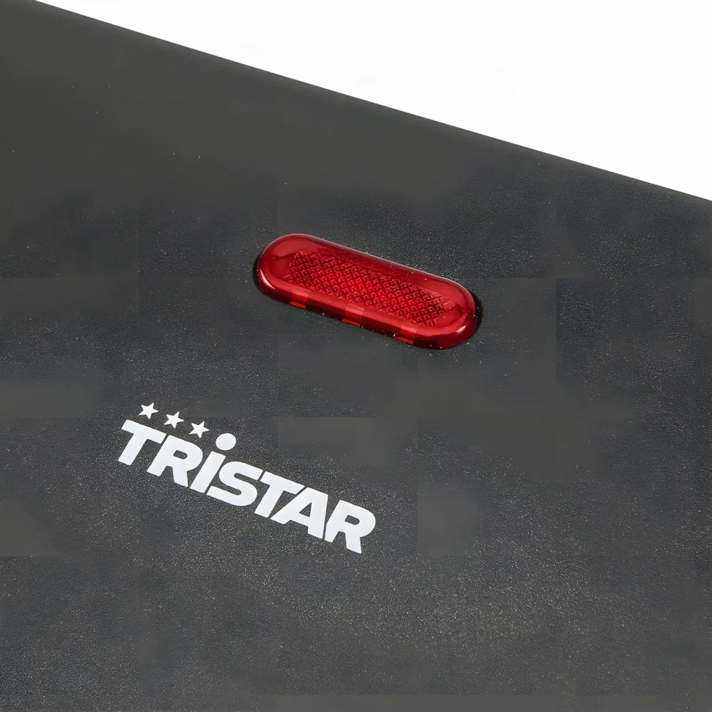Grill de contacto TriStar 700W 225x140mm Negro GR-2650, detalle: piloto luminoso rojo oval y logo Tristar en tapa negra