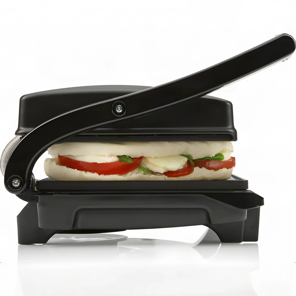 Grill de contacto TriStar 700W 225x140mm Negro GR-2650, en uso: tapa abierta con sándwich de tomate y queso en las placas