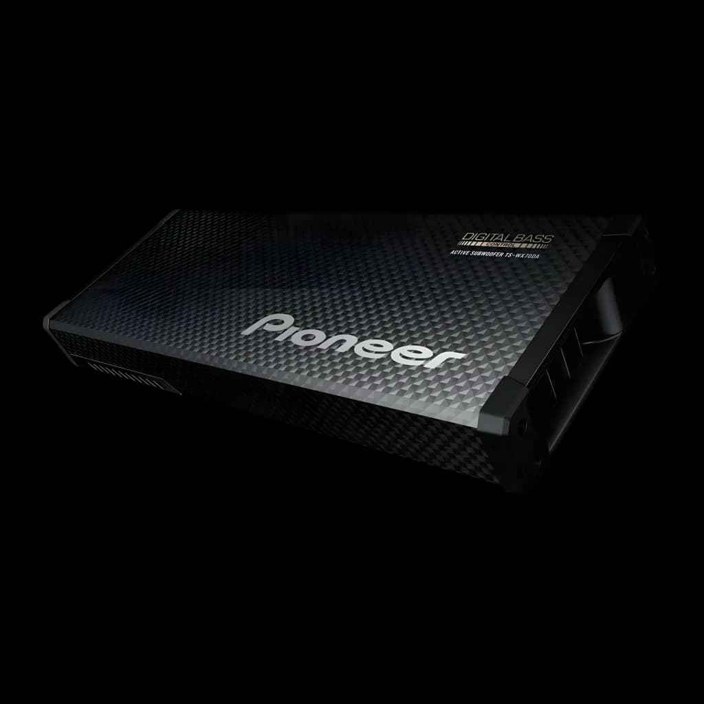 Caisson de basses voiture Pioneer 100W RMS Noir TS-WX70DA, vue de face: boîtier plat texture carbone avec logo Pioneer