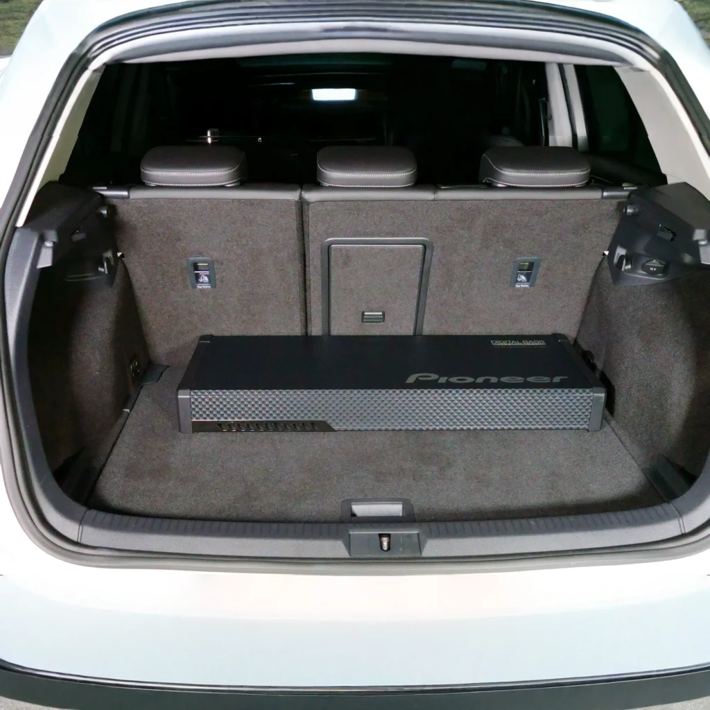 Caisson de basses voiture Pioneer 100W RMS Noir TS-WX70DA, en utilisation: installé à plat dans le coffre, logo Pioneer