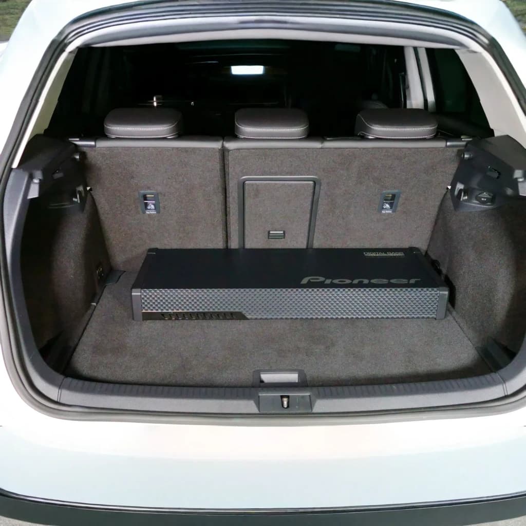 Caisson de basses voiture Pioneer 100W RMS Noir TS-WX70DA, en utilisation: installé à plat dans le coffre, logo Pioneer
