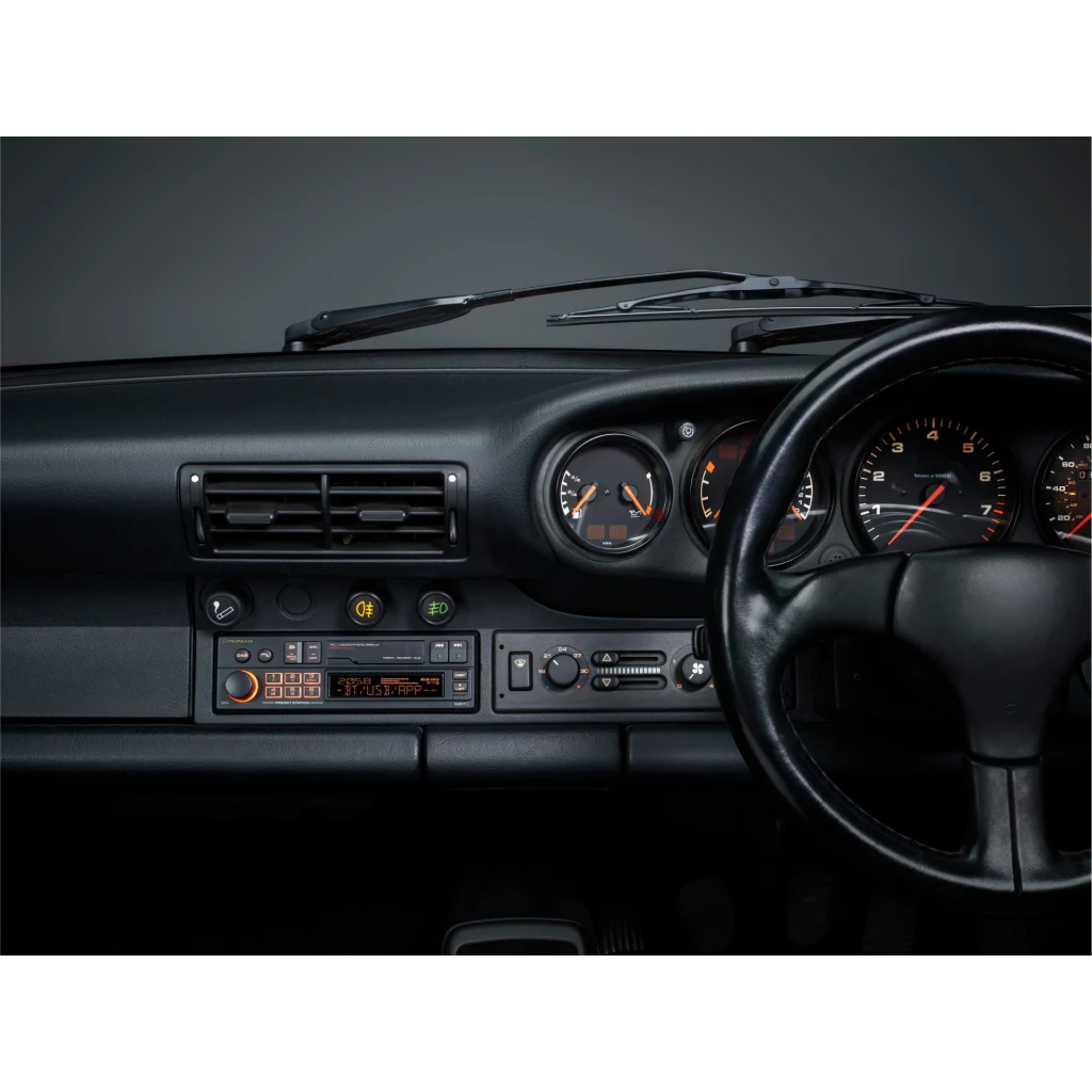 Autorradio Pioneer Negro 1 DIN Bluetooth 4.0 SXT-C10PS, instalado: vista frontal en salpicadero de coche clásico con display