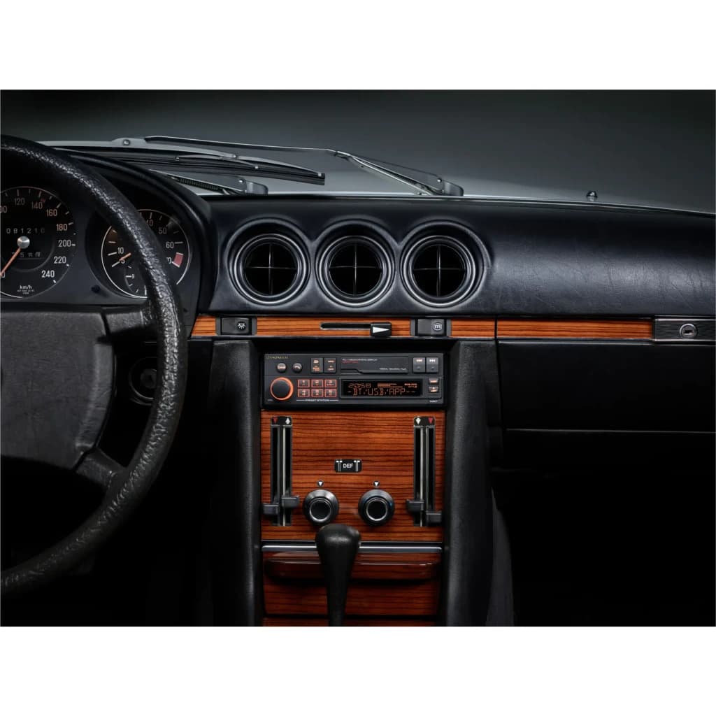 Autorradio Pioneer Negro 1 DIN Bluetooth 4.0 SXT-C10PS, instalado: vista frontal en salpicadero clásico con madera y cuadro