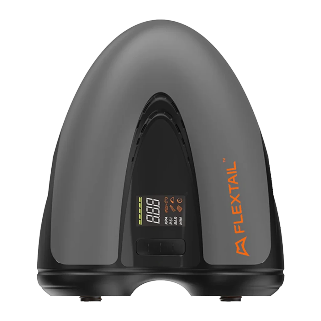 Bomba Elétrica Flextail Evo SUP Pump Pro Cinzento, vista frontal: corpo cinzento arredondado, ecrã LED e logótipo laranja
