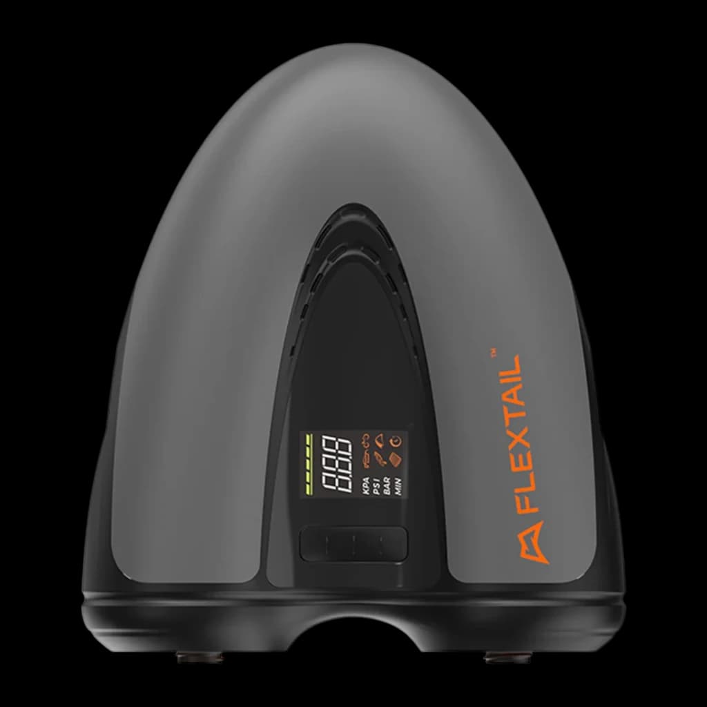 Bomba Elétrica Flextail Evo SUP Pump Pro Cinzento, vista frontal: corpo cinzento arredondado, ecrã LED e logótipo laranja