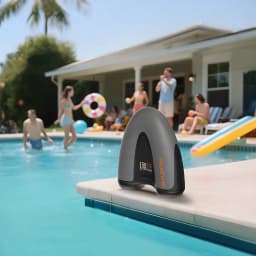 Bomba Elétrica Flextail Evo SUP Pump Pro Cinzento, em uso: apoiada na beira de uma piscina com pessoas a divertir-se ao fundo