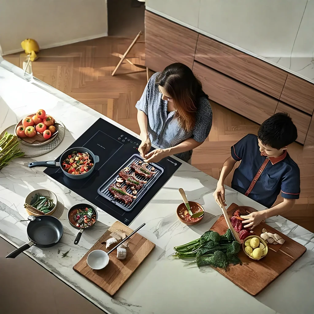 Placa de inducción Amzchef 7200W Negro CE-FS-I72S-FFDD06, en uso: vista cenital, dos zonas activas con sartén y plancha