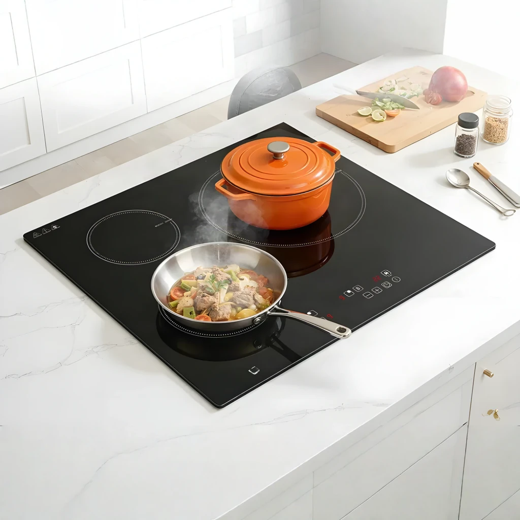 Placa de inducción Amzchef 7400W 3 Zonas Negro CE-T-74IB3xyzf-CS, en uso: olla naranja con vapor y sartén con verduras