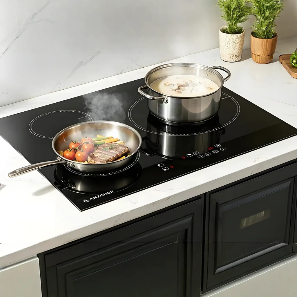 Placa de inducción Amzchef 7400W 3 Zonas Negro CE-T-74IB3xyzf-CS, en uso: sartén con carne y verduras y olla hirviendo