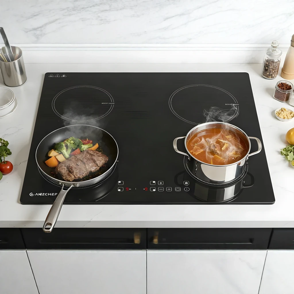Placa de inducción Amzchef 7400W 4 zonas Negro CE-T-74IB4XYZF-CS, en uso: sartén con carne y verduras y olla con caldo