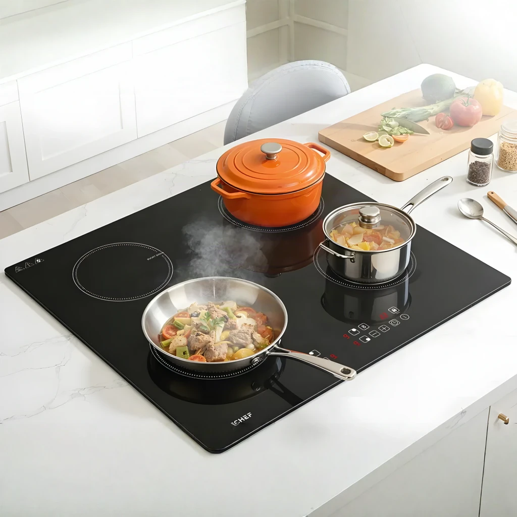 Placa de inducción Amzchef 7400W 4 zonas Negro CE-T-74IB4XYZF-CS, en uso: vista cenital con sartén, cazuela naranja y cazo
