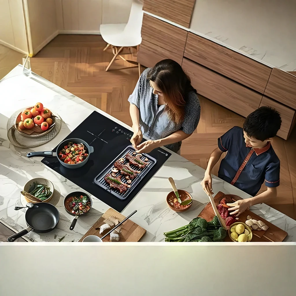 Placa de inducción Amzchef 7200W 4 zonas Flex Zone Negro CE-FS-I72S-FFDD07, en uso: vista cenital, dos personas cocinando
