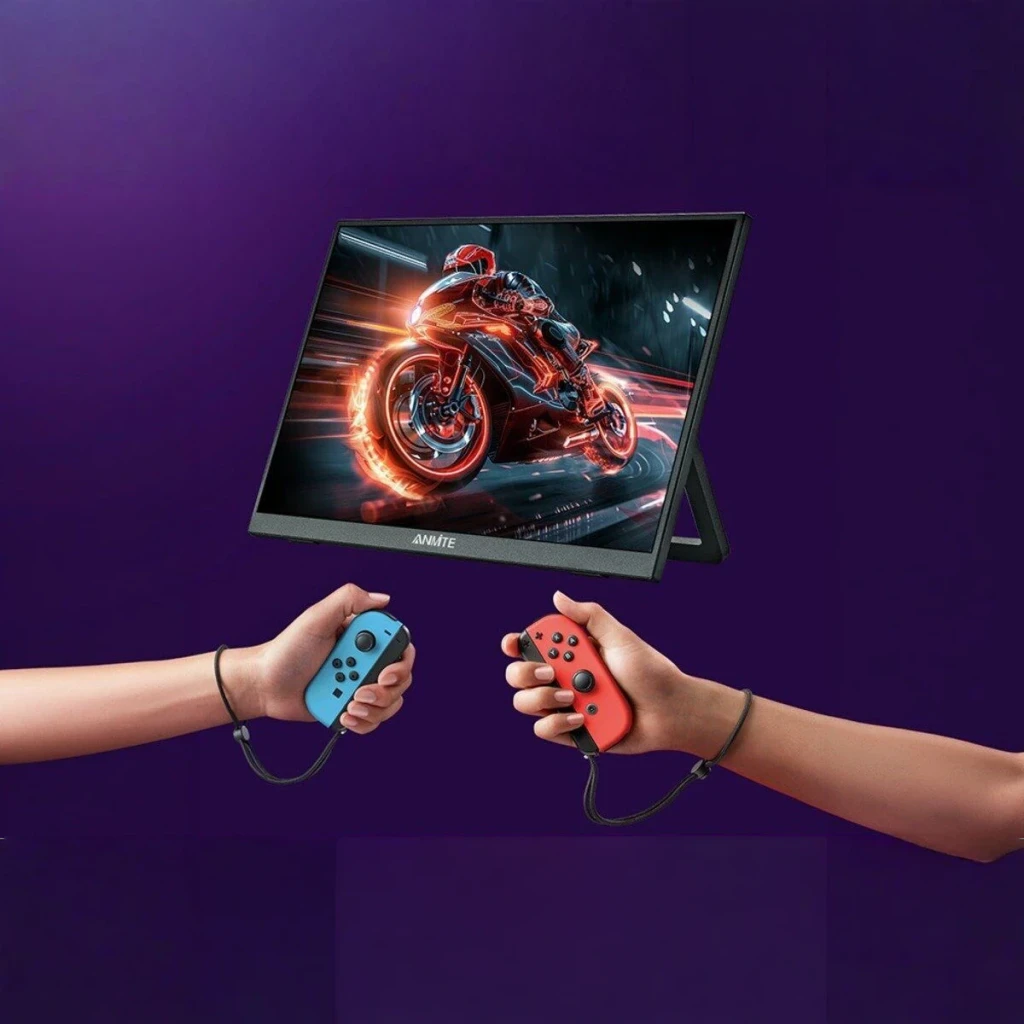 Écran Portable ANMITE 16 pouces 144Hz 2.5K IPS A160W24H, en utilisation: deux mains avec Joy-Con et moto de course affichée