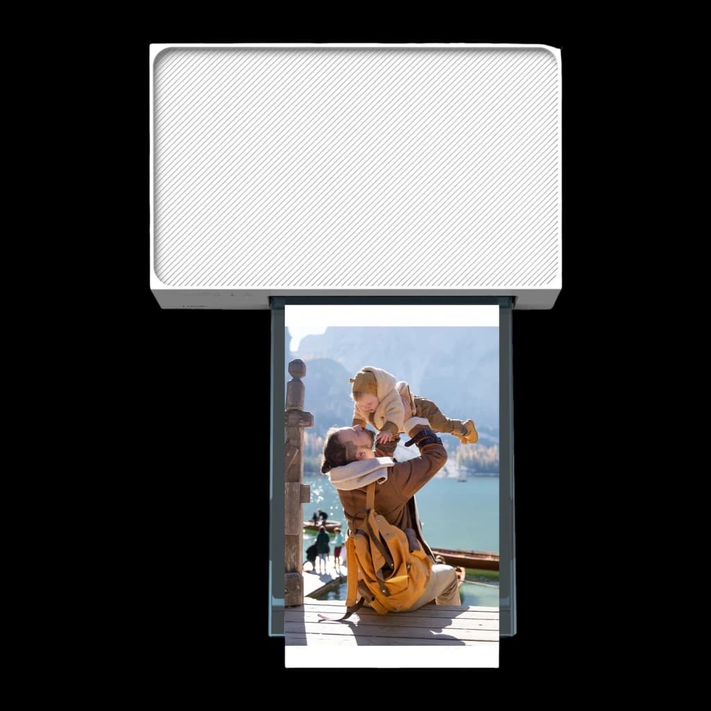 Imprimante Photo Portable Liene Amber M100 Blanc, détail: photo sortant par la fente inférieure, image familiale colorée