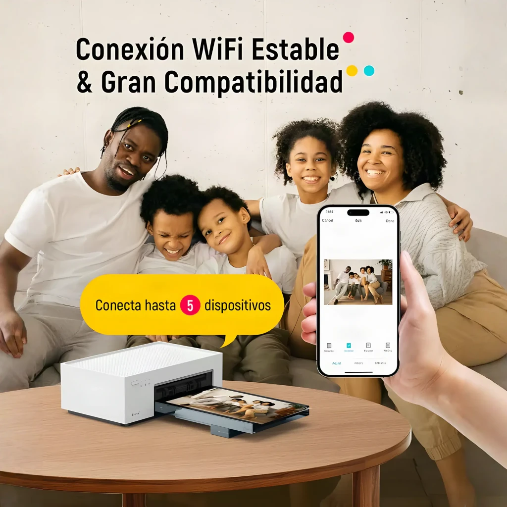 Imprimante Photo Portable Liene Amber M100 Blanc, en utilisation: famille imprimant une photo de groupe via appli mobile
