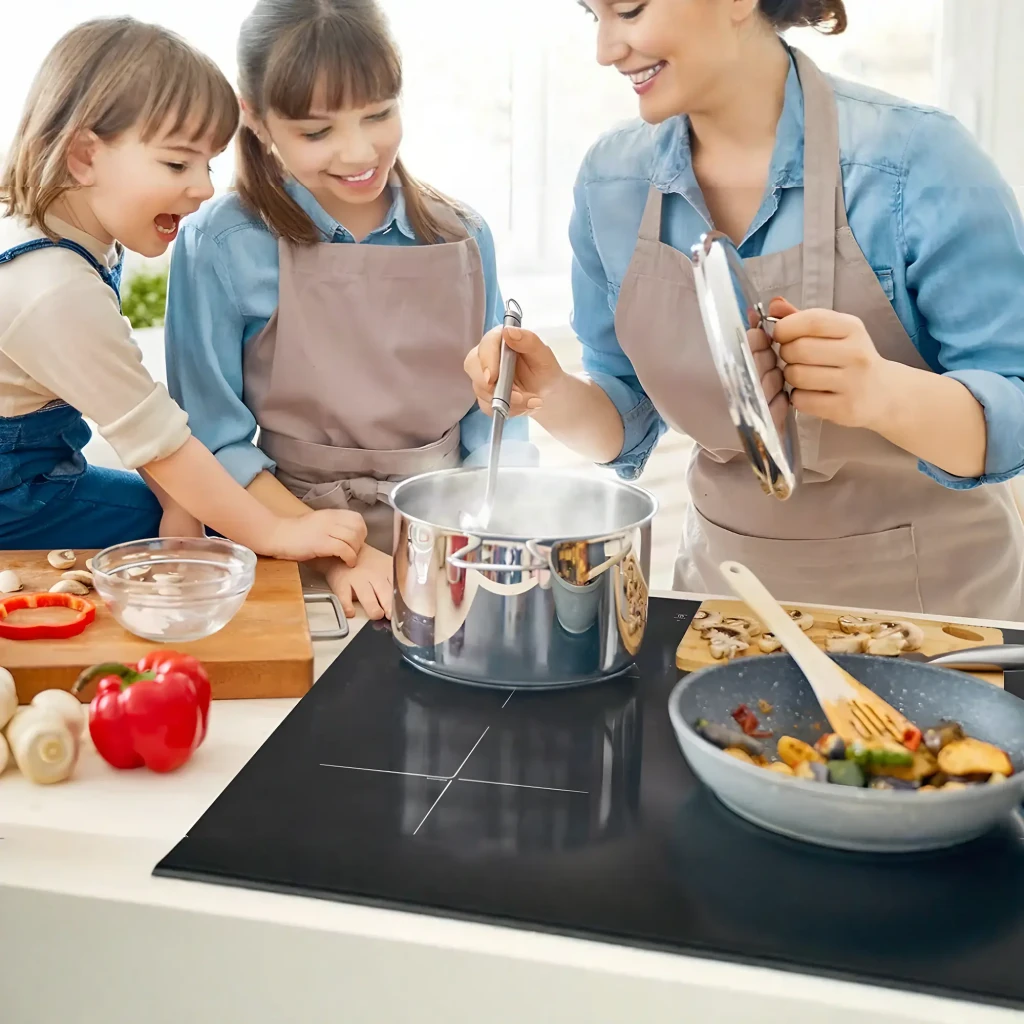 Placa de Inducción Iseasy 7200W (4 zonas Booster) 9 niveles por zona Negro LI4-20, en uso: madre e hijas cocinando con olla