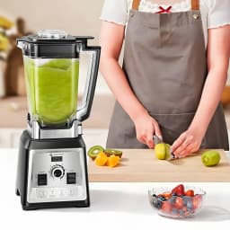 Batidora de vaso AMZCHEF 2L 2000W 8 velocidades + Pulso CE-NY-8088MJD, en uso: smoothie verde en el vaso, persona cortando