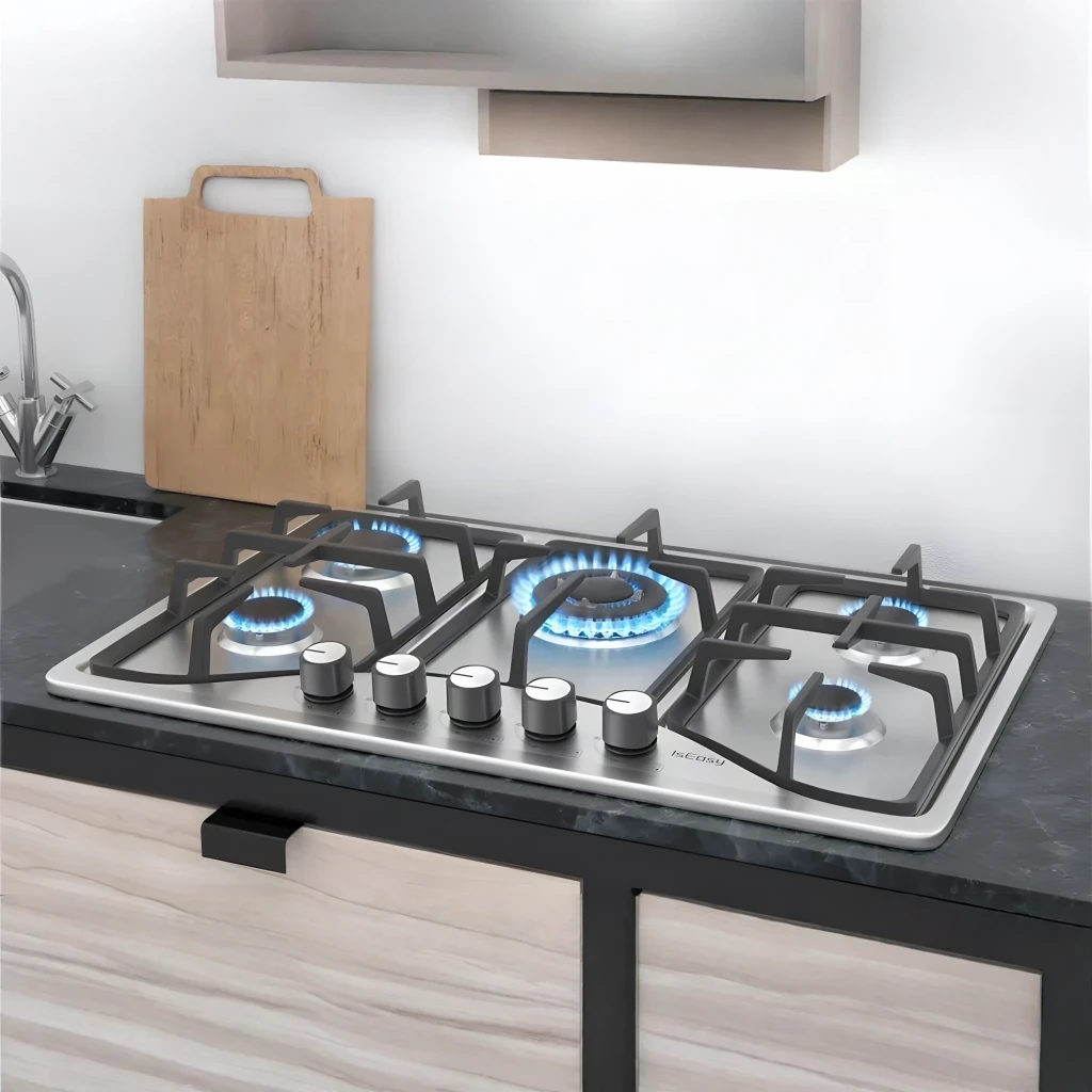 Placa de gas Iseasy 3,3 kW máx Acero Inoxidable MGBS-765, en uso: 4 quemadores con llama azul encendidos sobre encimera