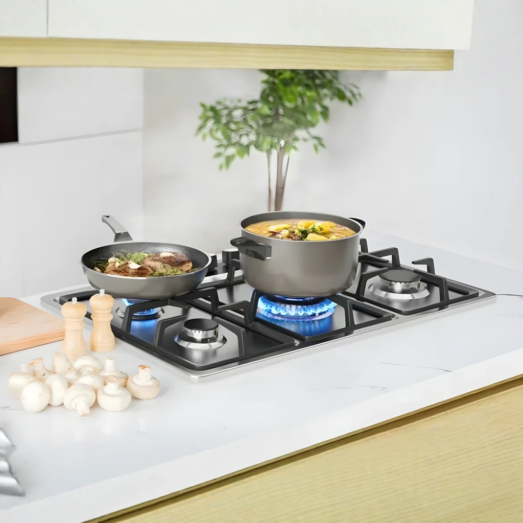 Placa de gas Iseasy 3,3 kW máx Acero Inoxidable MGBS-765, en uso: sartén y cazuela sobre llamas azules en cocina moderna