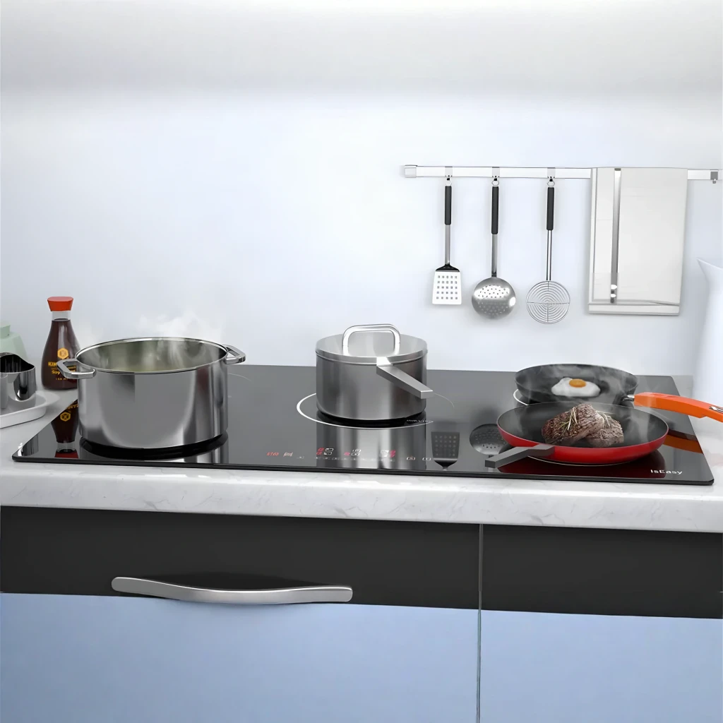 Placa de inducción Iseasy 2200W Boost 5 zonas Negro LI5-01, en uso: olla, cacerola y sartén con huevo y carne cocinando