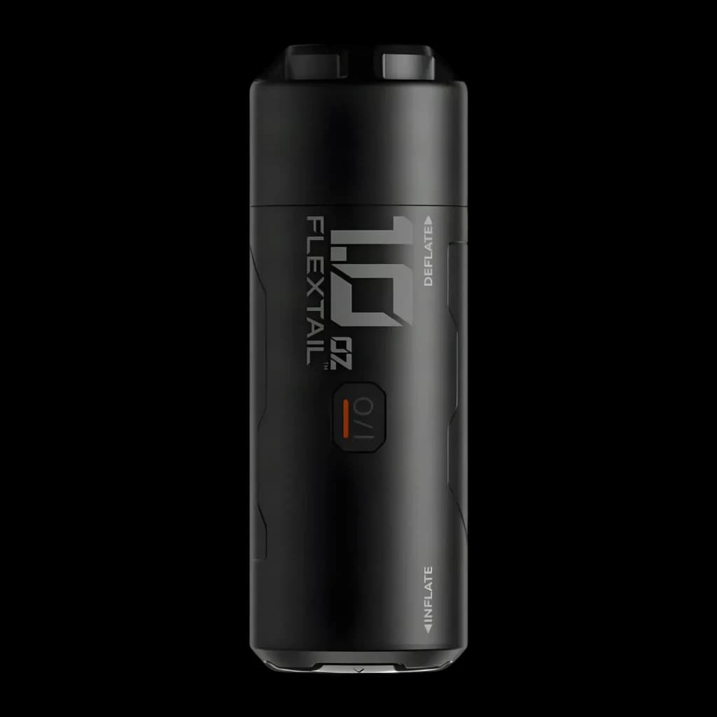 Bomba elétrica Flextail Zero Pump 2 Preto USB-C recarregável, vista frontal: corpo cilíndrico preto com logo, botão I/O