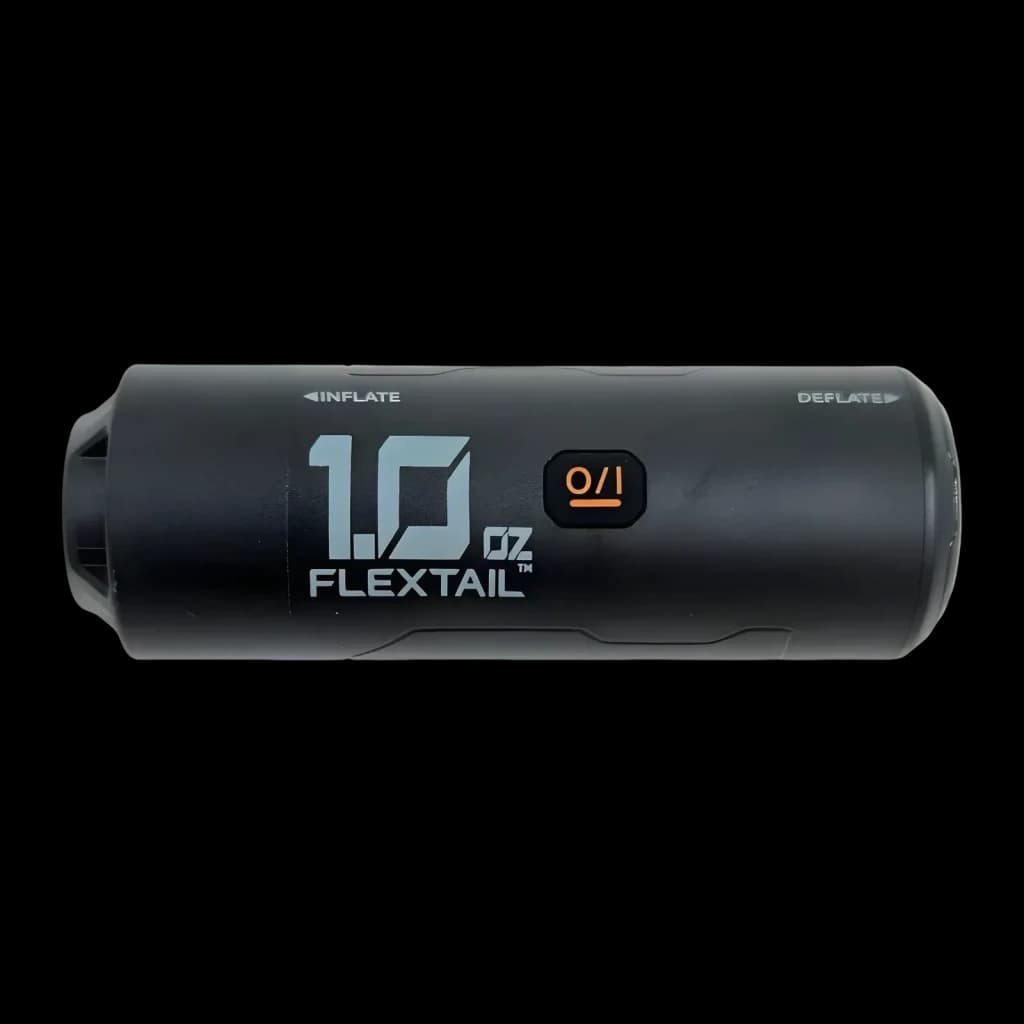 Bomba elétrica Flextail Zero Pump 2 Preto USB-C recarregável, detalhe: corpo cilíndrico com logo 1.0oz, botão O/I laranja