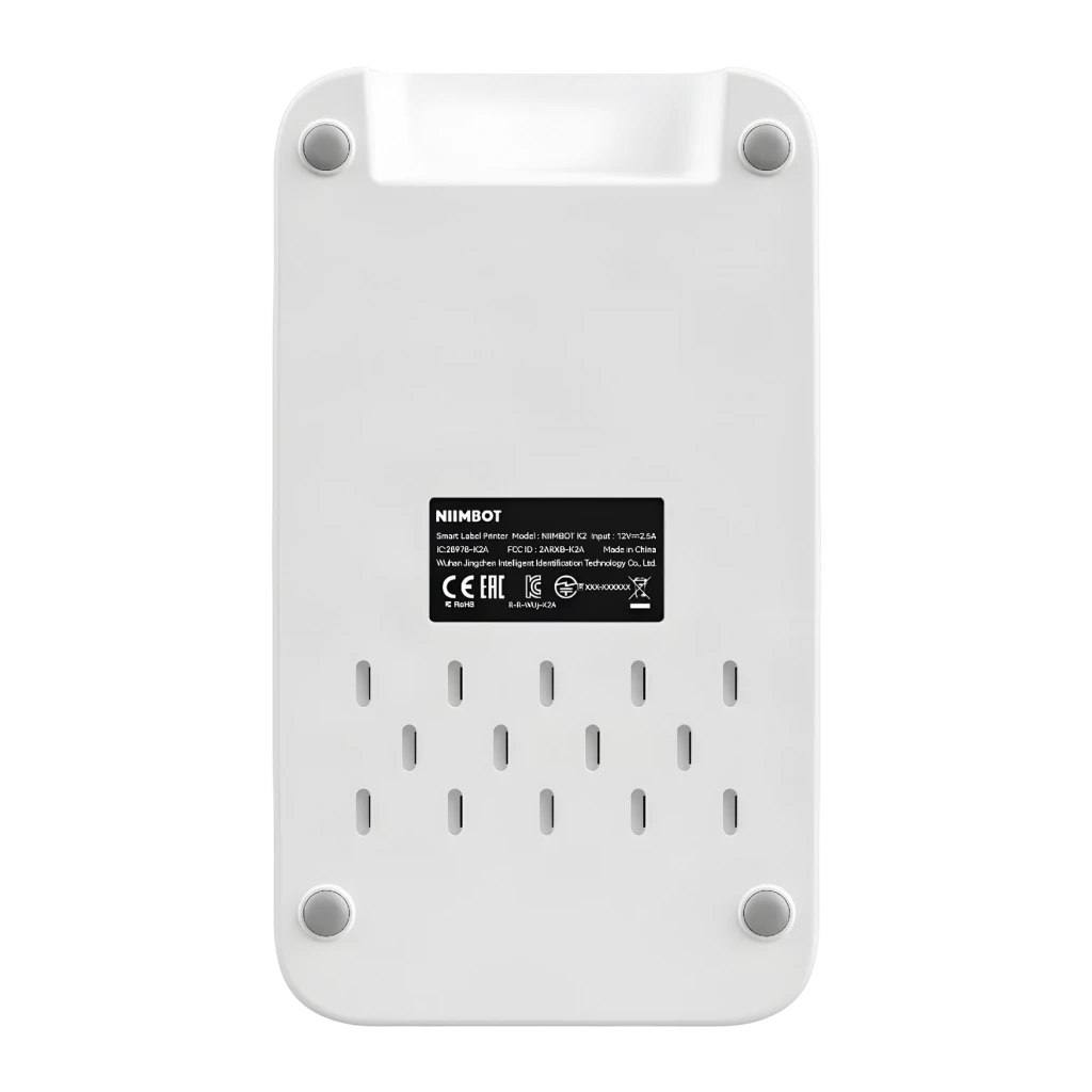Impresora de Etiquetas Niimbot K2 Blanco, detalle base: parte inferior con etiqueta técnica, rejillas de ventilación y patas