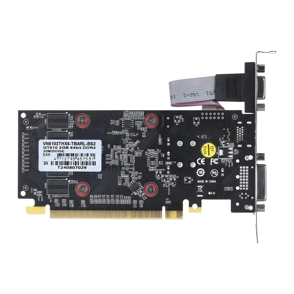 Biostar GeForce GT 610 2GB GDDR3, vista trasera: PCB negro con etiqueta de modelo, tornillos rojos y bracket con puertos